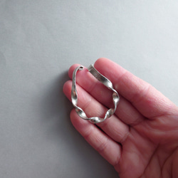 【shinARin】「ドロップ」錫の片手で付けられる くねくねイヤーカフ　プレゼント　バリアフリー　痛くないイヤリング 3枚目の画像