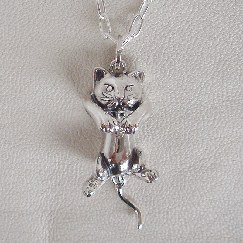 ぶらぶら仔猫（ネコ）ペンダント　シルバーアクセサリー　ねこ　ネコ　動物　アニマルモチーフ　ＳＶ925　ギフト対応　肉球