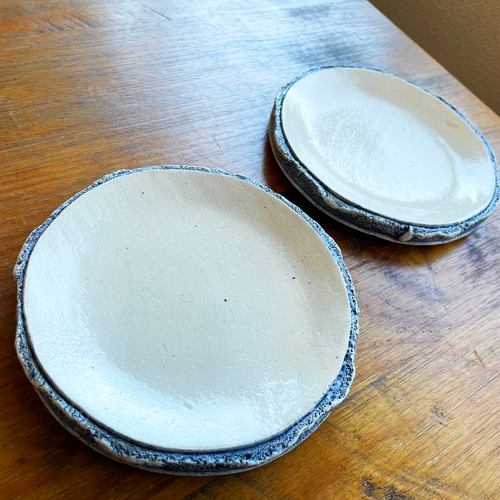 フチが青い白丸皿 中皿 ベルギー人陶芸家 ルックの陶の器 通販