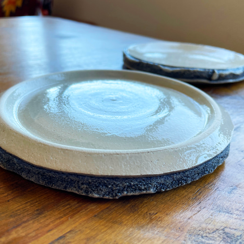 フチが青い白丸皿 中皿 ベルギー人陶芸家 ルックの陶の器 通販