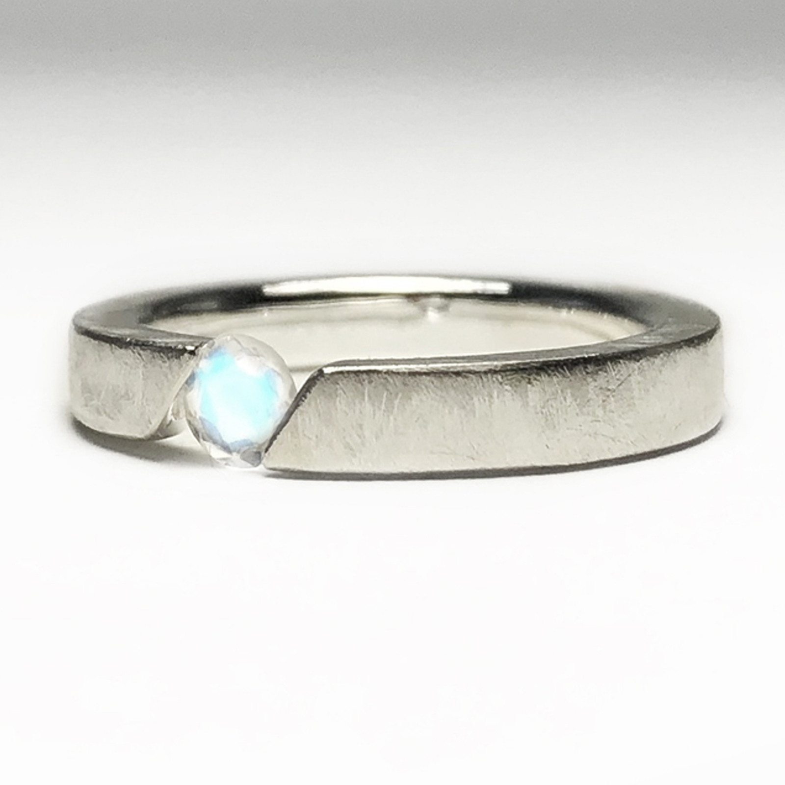 月の浮かぶシルバーリング　　指輪 ニーシング ムーンストーン サイズ調整 金属アレルギー 刻印 誕生石 イニシャル