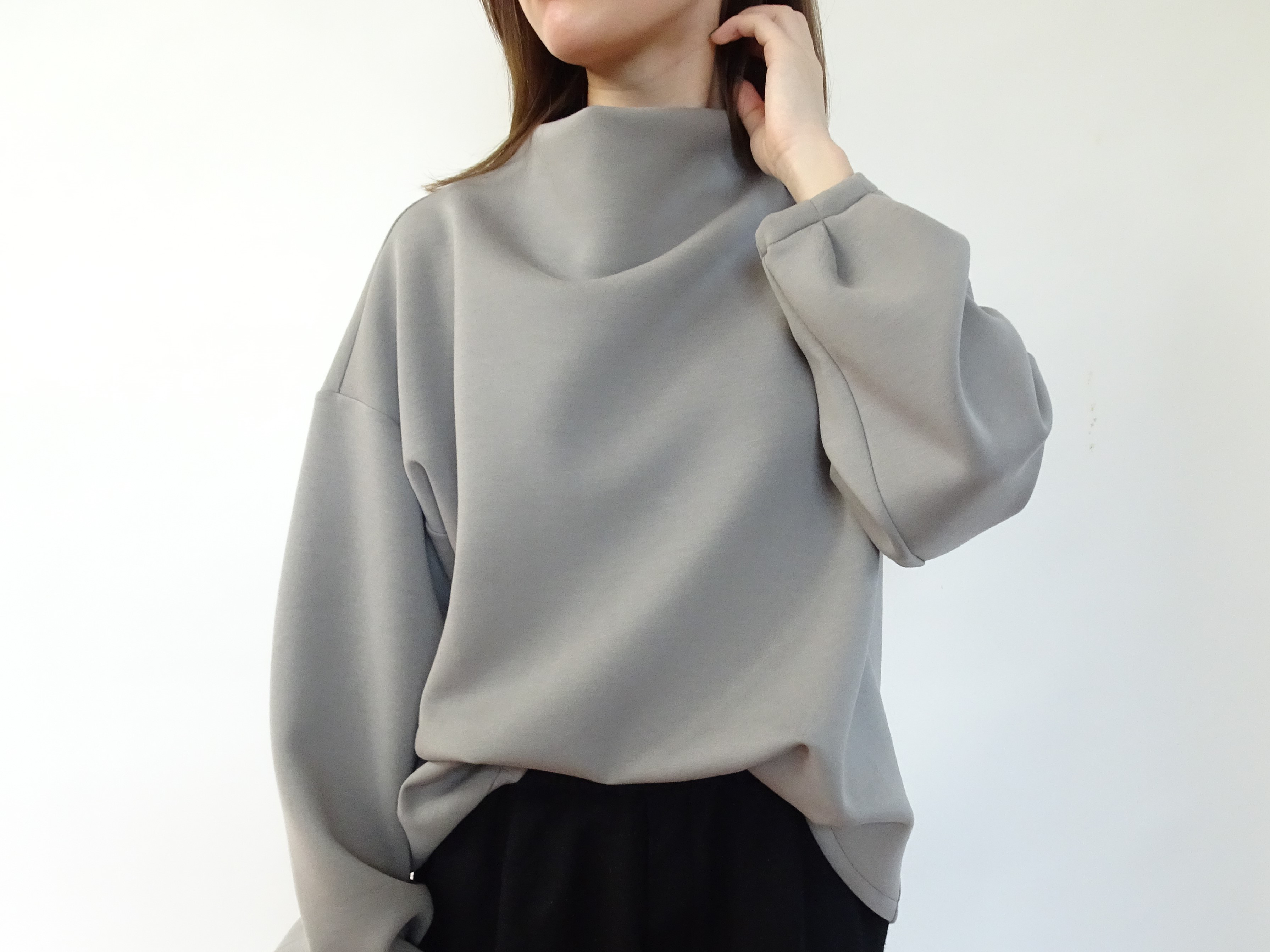 ダブルエアーモックネックプルオーバー〈カーキベージュ〉