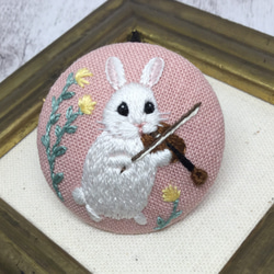 うさぎとヴァイオリン♫くるみボタン刺繍ブローチ☆動物楽器シリーズ4.5 1枚目の画像