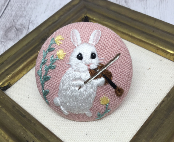 うさぎとヴァイオリン♫くるみボタン刺繍ブローチ☆動物楽器シリーズ4.5 1枚目の画像