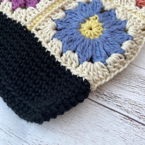 NO.3122067】ハンドメイド モチーフ編み サコッシュ グラニースクエア