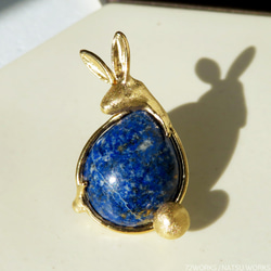 うさぎのラピス ブローチ / Lapis Lazuli Rabbit Brooch 3枚目の画像