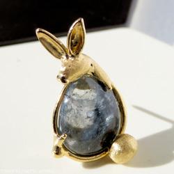 うさぎのトルマリン ブローチ / Black Tourmaline Rabbit Brooch 2枚目の画像