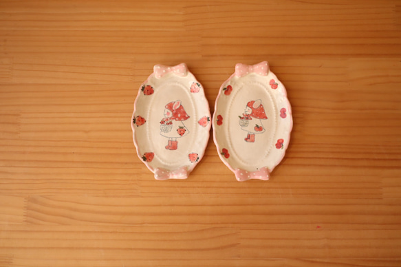粉引きうさぎずきんちゃんとりんごのピンクドットリボンオーバル皿 2枚目の画像