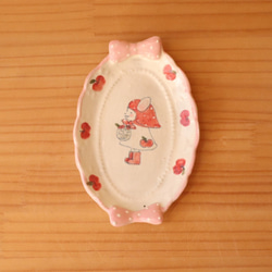 粉引きうさぎずきんちゃんとりんごのピンクドットリボンオーバル皿 1枚目の画像