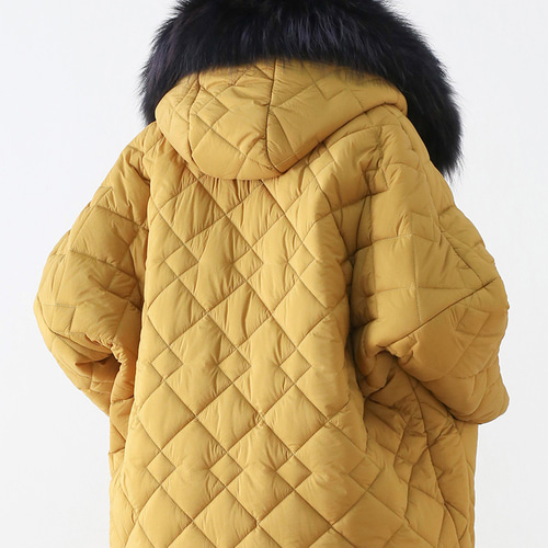 ステッチの表現がユニークな印象☆ファー付きキルティングコート