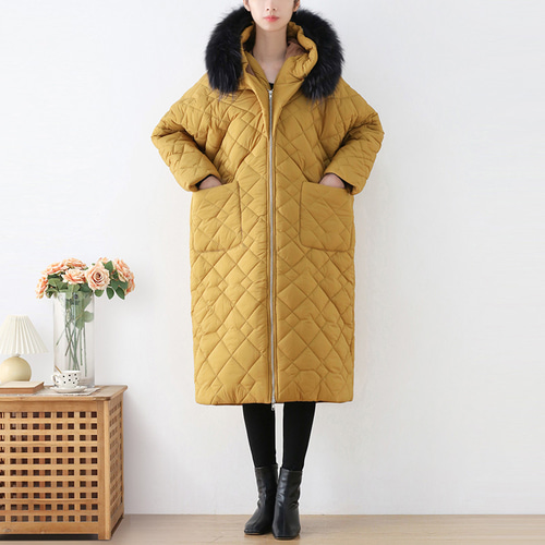 ステッチの表現がユニークな印象☆ファー付きキルティングコート