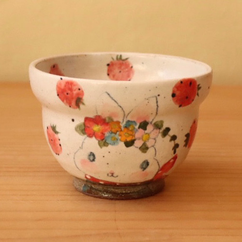 【未使用】やまぐちあさこ ウサギとイチゴの陶器ボウル 粉引きイチゴと花かんむりうさぎの段付きお茶碗。 お椀・ボウル