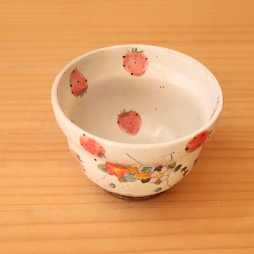 【未使用】やまぐちあさこ ウサギとイチゴの陶器ボウル 粉引きイチゴと花かんむりうさぎの段付きお茶碗。 お椀・ボウル