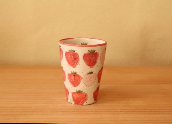 粉引き赤とピンクのイチゴのトールカップ 3枚目の画像
