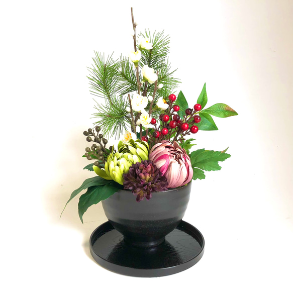 お正月・お正月飾り・和モダン・赤紫つぼみ菊アレンジメント（受け盆付き） 4枚目の画像