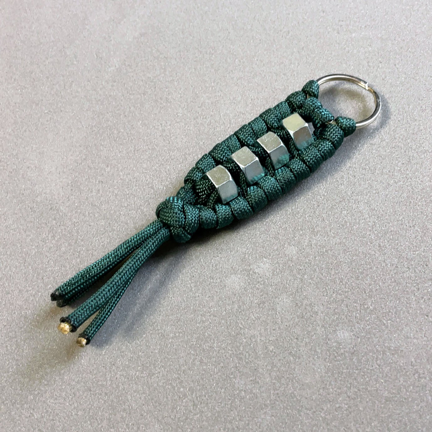 Paracord Lovers/パラコードラヴァース : □パラコードの編み方/ ウォレットチェーン.....でしたが、キーホルダーに West  Coast パラコード 足跡プリント メタルキーチェーンとボトルオープナー スプリットリング付き - 1パック、2、5、1
