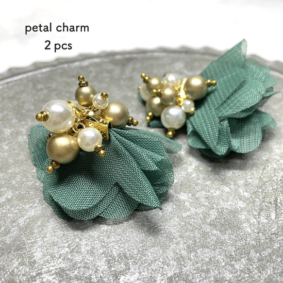 ２pcs★charm・petal dark green（ビジュータッセルチャーム） 2枚目の画像