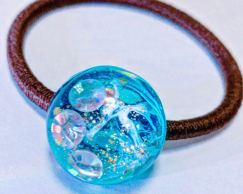 エメラルドグリーンクリスマスドームレジンヘアゴム