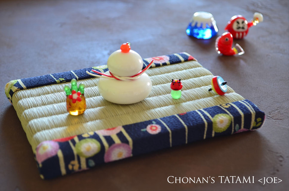 即納可【ちりめん】まんまる椿　ミニ畳（濃紺） 4枚目の画像