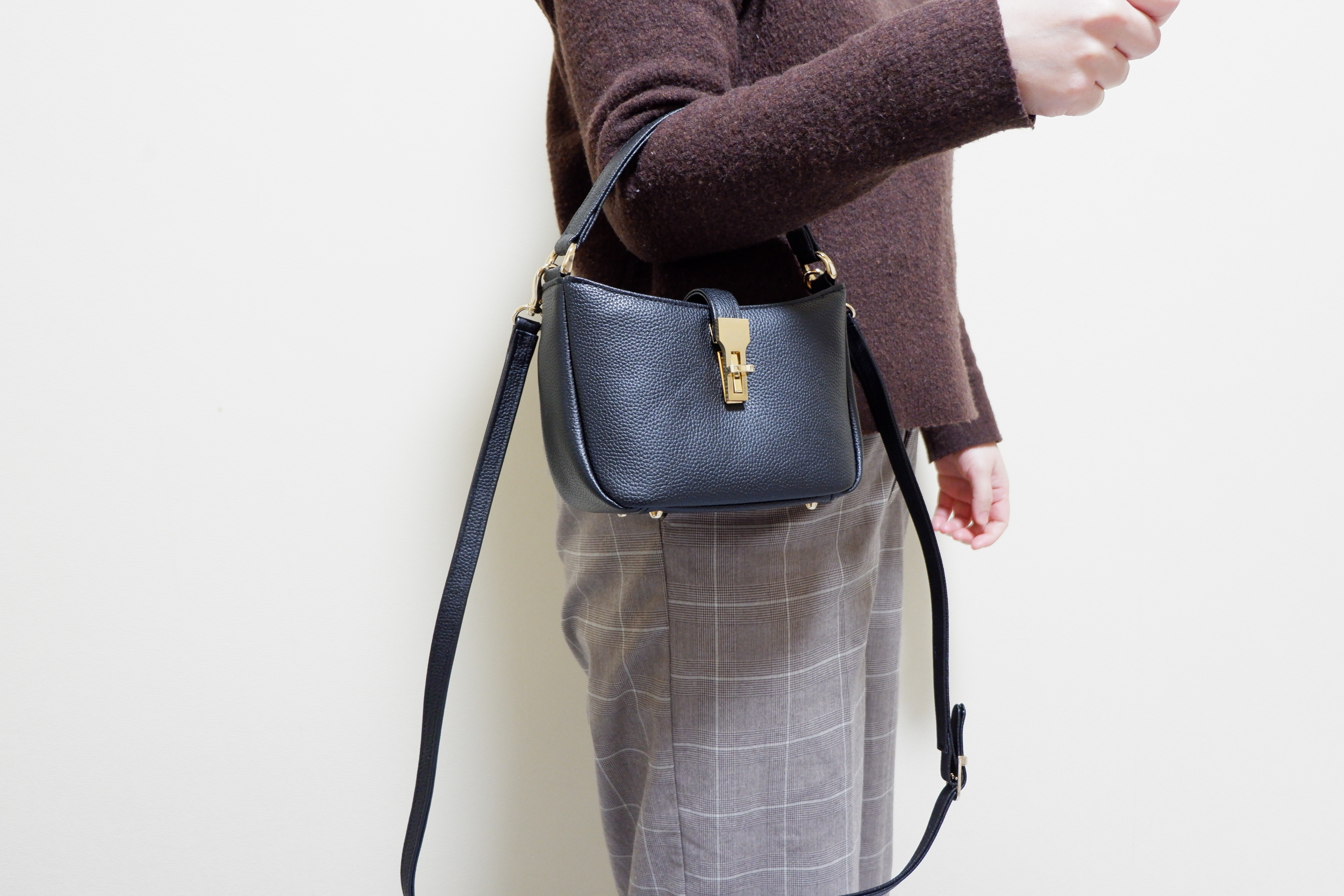 牛革 　前金具付き２way ミニバッグ　（ショルダー手紐付き）