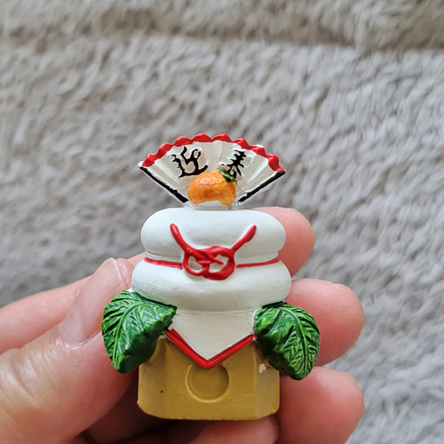 【766】柏餅のチャーム／ストラップ／樹脂粘土 うさ鏡餅ちゃん(樹脂粘土) 鏡餅 kazuchan 通販 15153693｜Creema