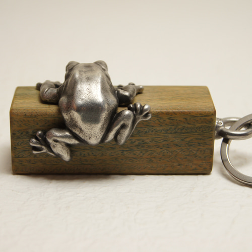 カエル パロサント（木材）ピューター（金属）キーホルダー、バッグ