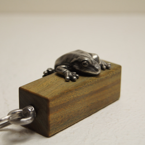 カエル パロサント（木材）ピューター（金属）キーホルダー、バッグ