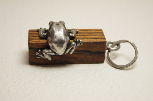 カエル　ボコーテ（木材）ピューター（金属）キーホルダー、バッグチャーム，置物、ペンダントトップ 4枚目の画像