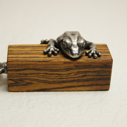 カエル　ボコーテ（木材）ピューター（金属）キーホルダー、バッグチャーム，置物、ペンダントトップ 7枚目の画像