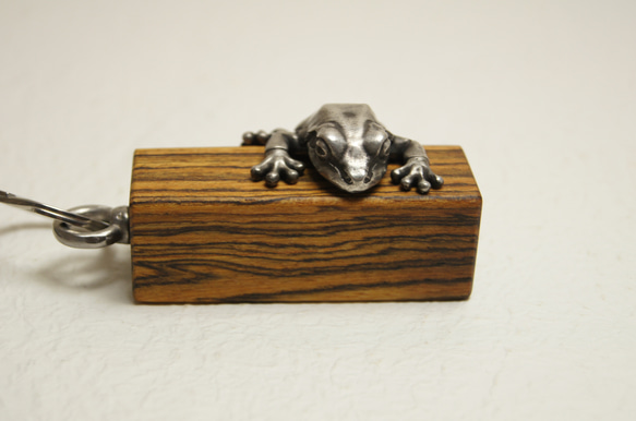 カエル　ボコーテ（木材）ピューター（金属）キーホルダー、バッグチャーム，置物、ペンダントトップ 7枚目の画像