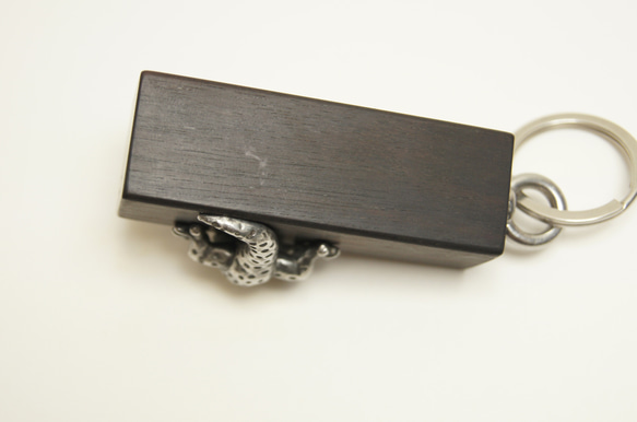 ヤモリ（トッケイヤモリ）　黒檀（木材）ピューター（金属）キーホルダー、バッグチャーム，置物、ペンダントトップ 9枚目の画像