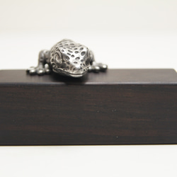 ヤモリ（トッケイヤモリ）　黒檀（木材）ピューター（金属）キーホルダー、バッグチャーム，置物、ペンダントトップ 2枚目の画像