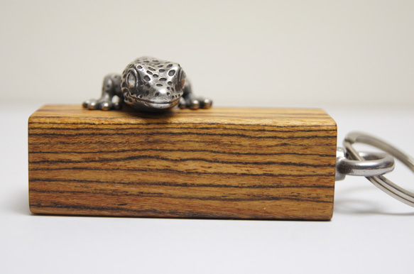 ヤモリ（トッケイヤモリ）　ボコーテ（木材）ピューター（金属）キーホルダー、バッグチャーム，置物 3枚目の画像