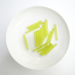 ライトグリーンの竹ビーズ（クリア、27ｍｍ、10g） 2枚目の画像