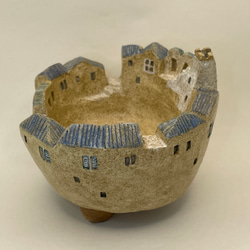 ブルーの屋根の足付き鉢タウン（オーブン陶土製） 3枚目の画像