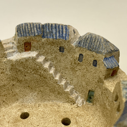 ブルーの屋根の足付き鉢タウン（オーブン陶土製） 11枚目の画像