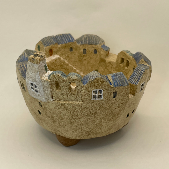 ブルーの屋根の足付き鉢タウン（オーブン陶土製） 6枚目の画像