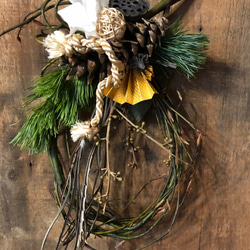 フレッシュの松や実を使用したお正月飾り 3枚目の画像