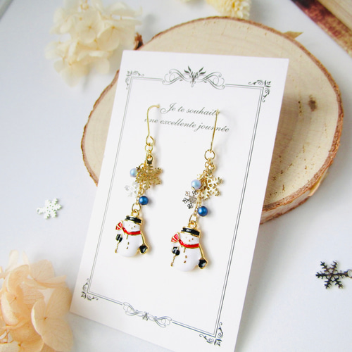 スノーマンの耳飾り アレルギー対応可 イヤリング 樹脂イヤリング