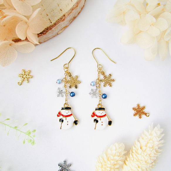スノーマンの耳飾り アレルギー対応可 イヤリング 樹脂イヤリング