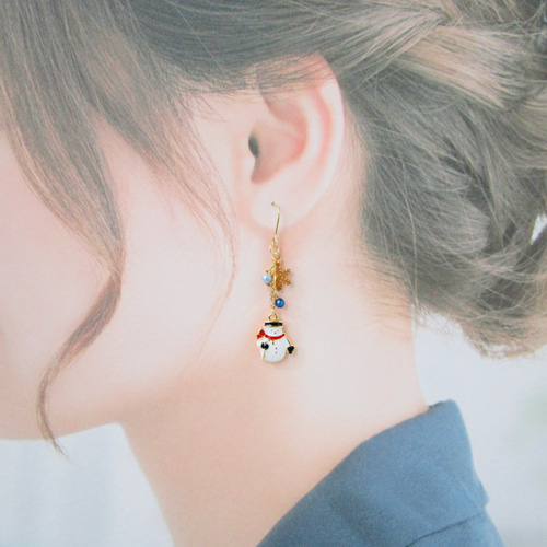 スノーマンの耳飾り アレルギー対応可 イヤリング 樹脂イヤリング