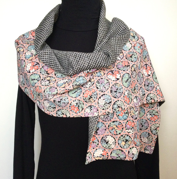 ピンク色の正倉院文様と黒色の総絞り ブラックの服にもよく映える