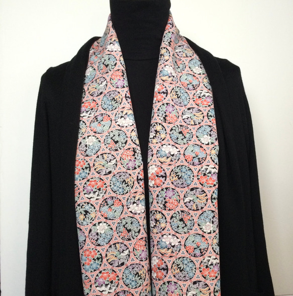 ピンク色の正倉院文様と黒色の総絞り　ブラックの服にもよく映えるスカーフ 3枚目の画像