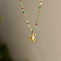 【チェーンの変更可】カエルのネックレス（金色の蛙 グリーンエナメルペタルチェーン） 3枚目の画像