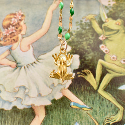 【チェーンの変更可】カエルのネックレス（金色の蛙 グリーンエナメルペタルチェーン） 1枚目の画像