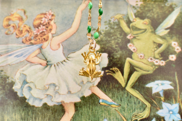 【チェーンの変更可】カエルのネックレス（金色の蛙 グリーンエナメルペタルチェーン） 1枚目の画像
