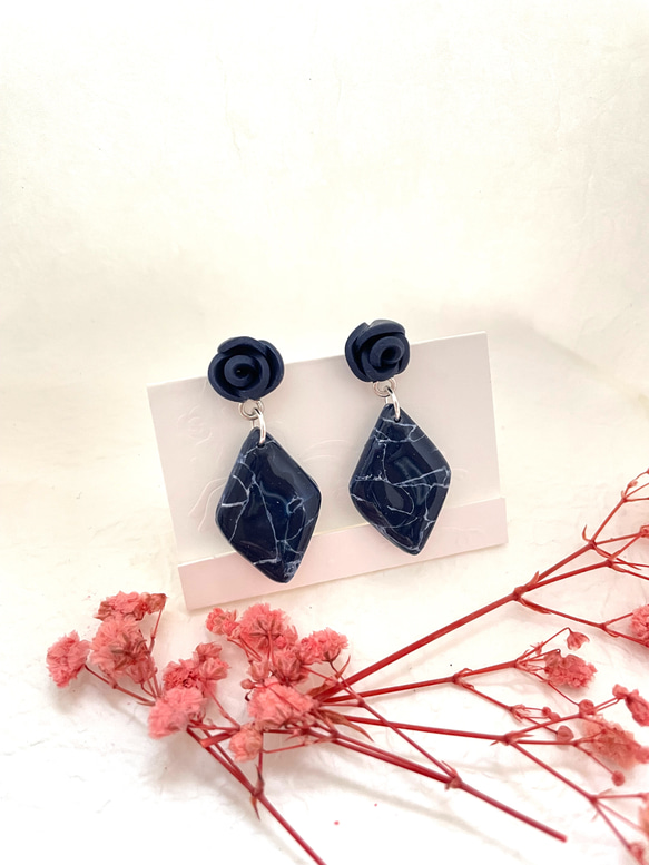 ポリマークレイ ネイビーのお花と大理石風ピアス ピアス（その他  