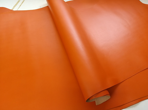 ロイスkip　牛革 ベジタブル　aragosta(オレンジ) 厚さ1.3mm 112～114デシ程度 1枚目の画像