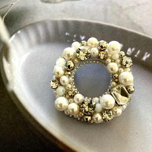 ビーズ刺繍ブローチ 大人 サークル シルバーキラキラビジュー×ホワイト