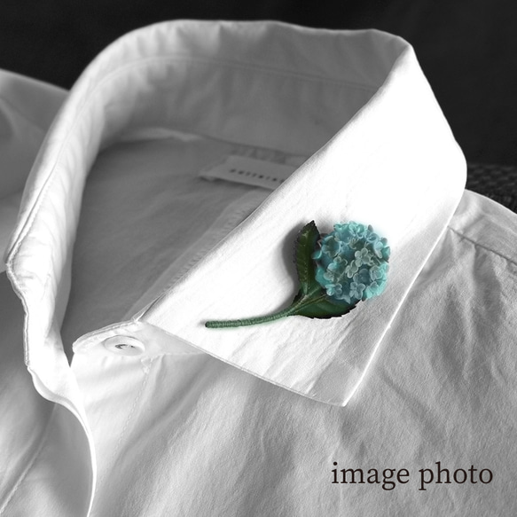 ちいさな花弁ひとつひとつ手作業で作った、樹脂粘土の紫陽花ブローチ【no.1_028】 3枚目の画像